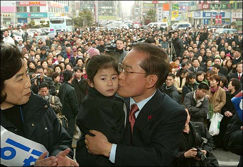 이회창 한나라당 후보가 5일 오전 경기도 안산에서 열린 거리유세에서 한 여자 어린아이를 안고 볼에 뽀뽀를 해주고 있다. 